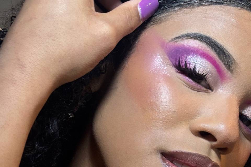 Make-up cut crease