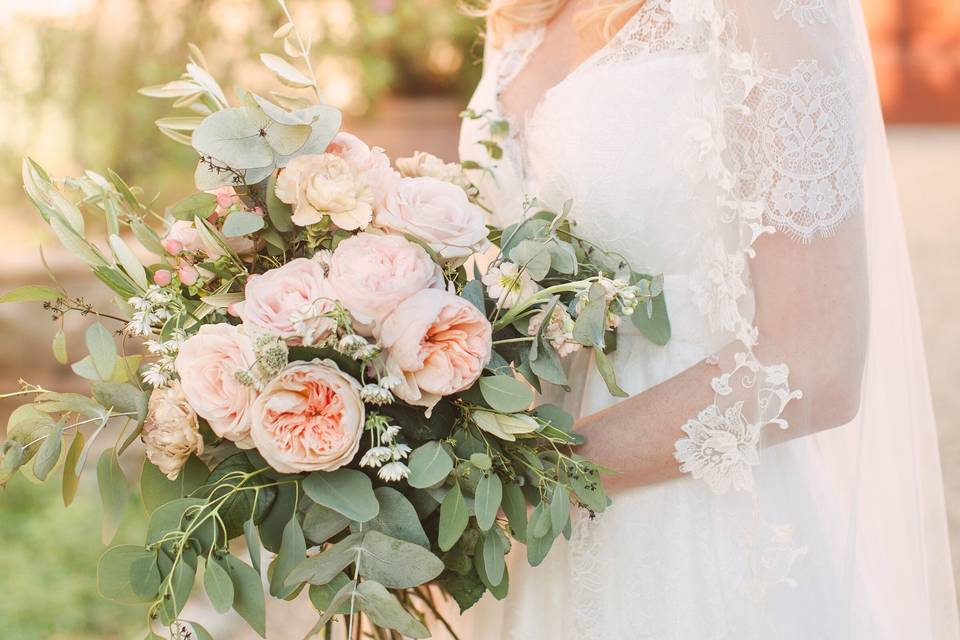 Abito da sposa con lunga coda