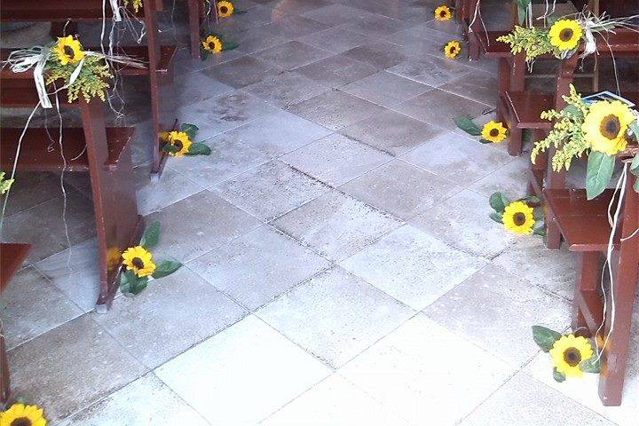 Ingresso chiesa con girasoli