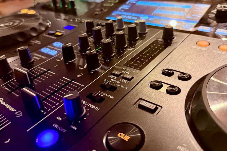 DJ