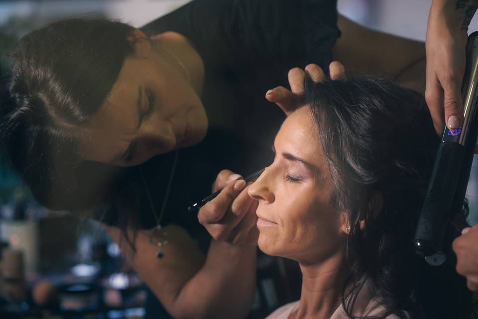 La sposa al trucco