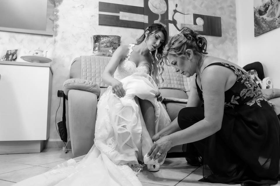 La mamma che aiuta la sposa