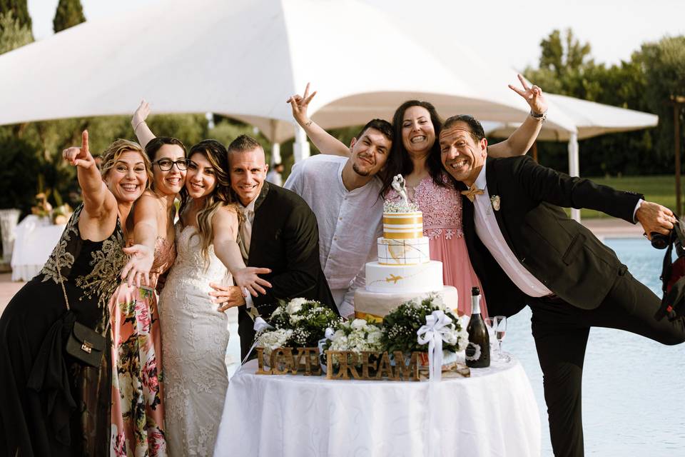 Foto di famiglia con la torta