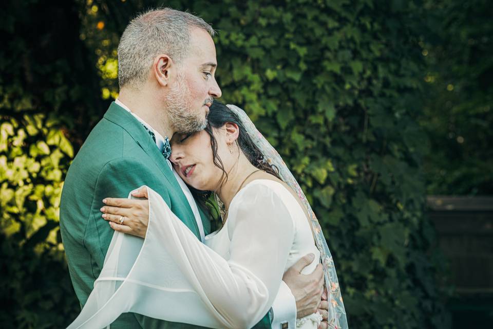 Gli sposi abbracciati