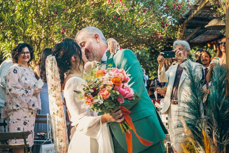 Il bacio tra gli invitati