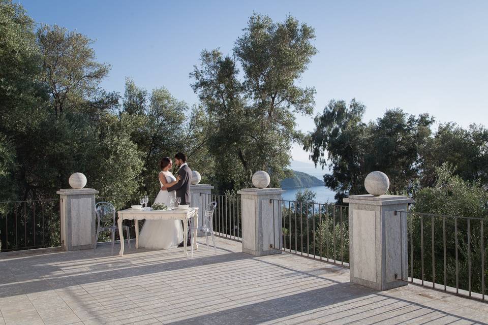 Sposi al tavolo sulla terrazza