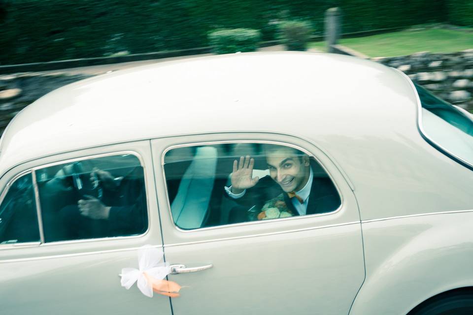 Sposo al volante auto d'epoca