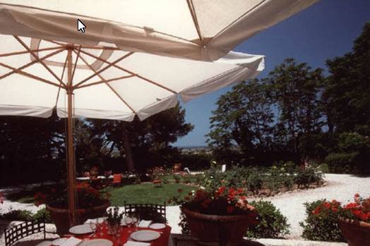 Tavoli apparecchiati nel Cortile