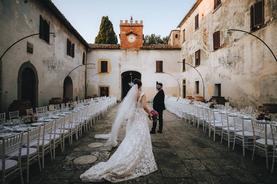 Sposi in cortile interno
