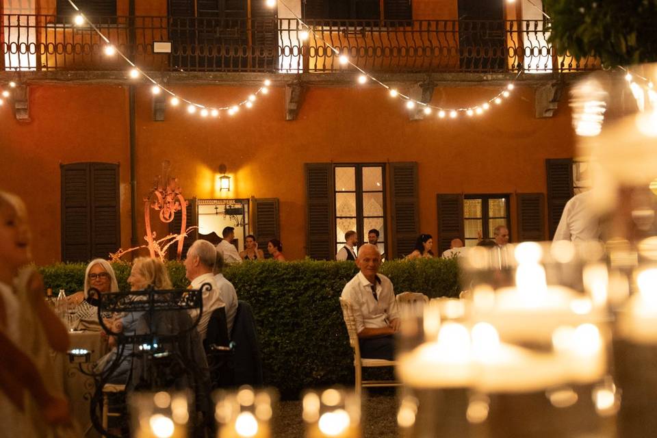 FOTO ILLUMINAZIONE DEL PATIO DAL TAVOLO_