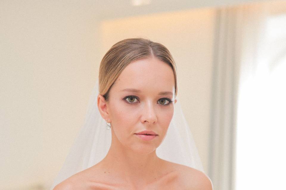 Elegant makeup and hairstyle