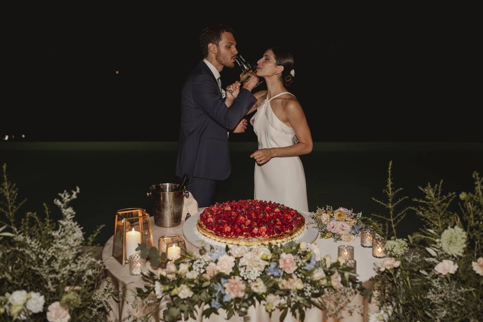 Taglio torta in piscina
