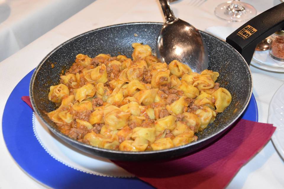 Tortellini al sugo casereccio