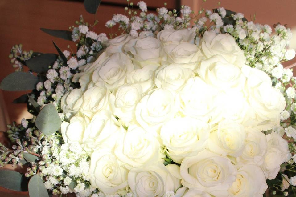 Bouquet con delicate rose bianche