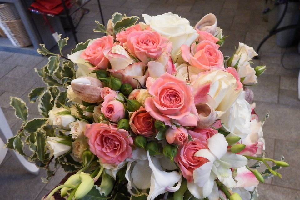 Bouquet rose e conchiglie