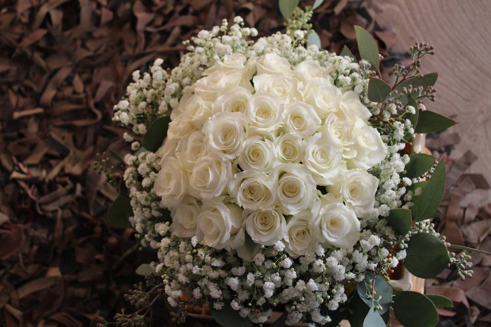 Bouquet con delicate rose bianche