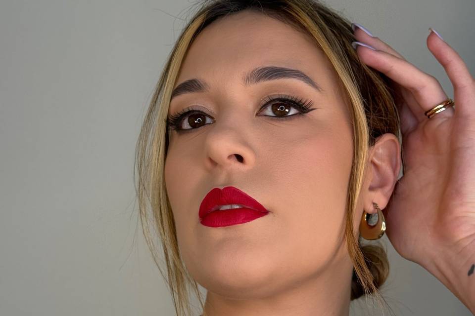Eyeliner and red lips