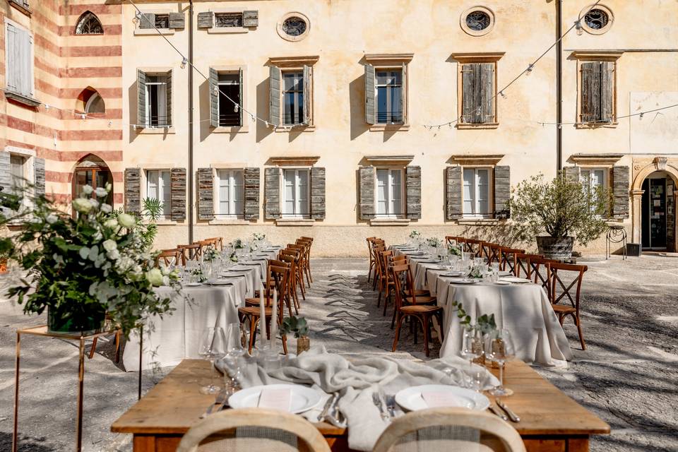 Allestimento tavoli corte
