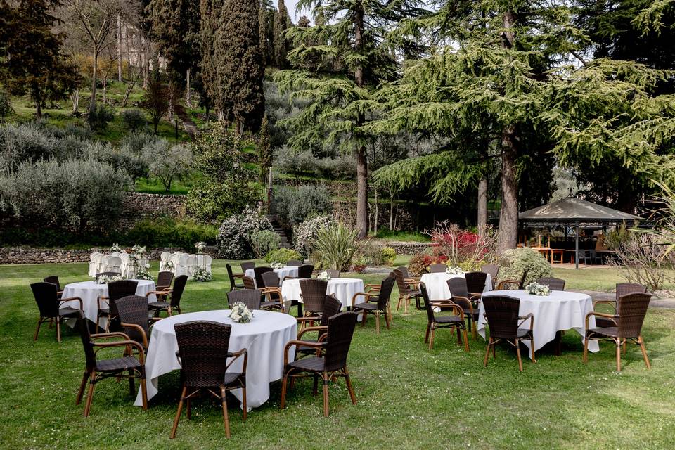 Allestimento tavoli parco
