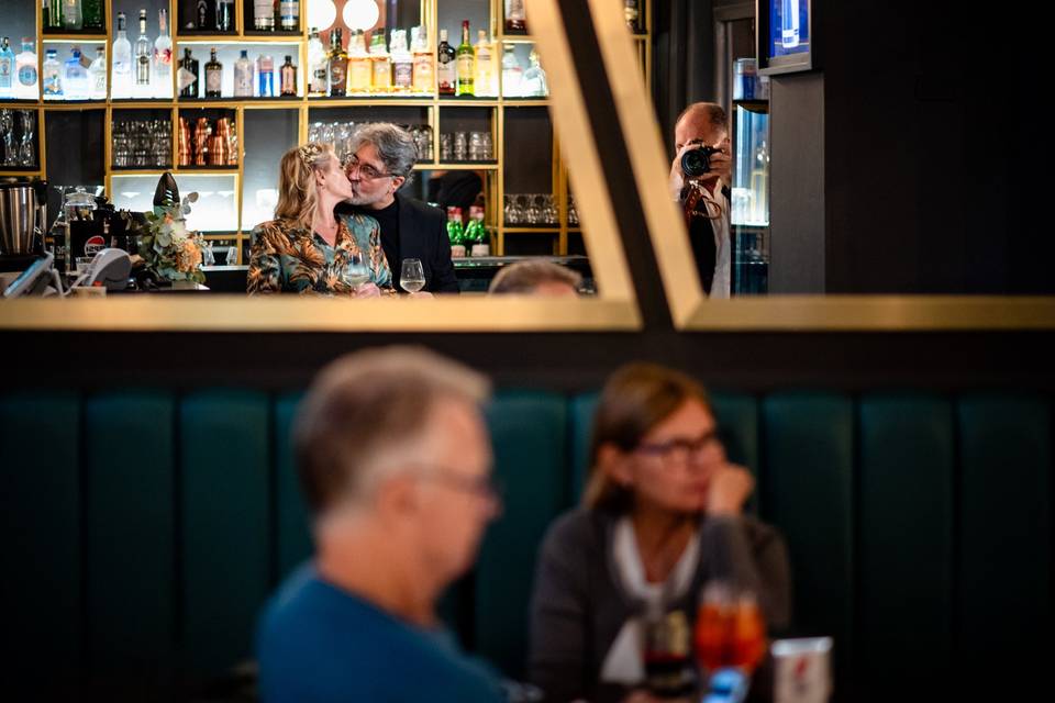 Autoritratto con sposi al bar