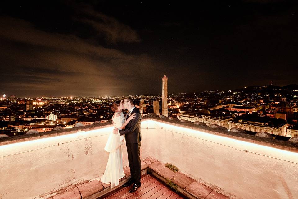 Le torri di Bologna di notte