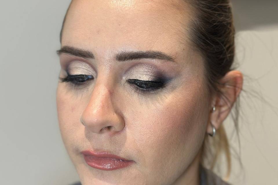 Cut crease make-up