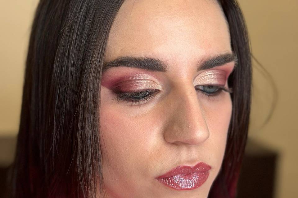 Cut crease make-up