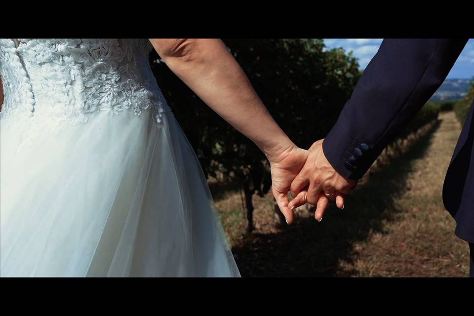 Sposi passeggiata tra le vigne