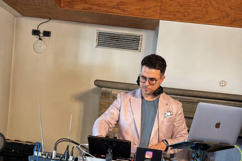 DJ