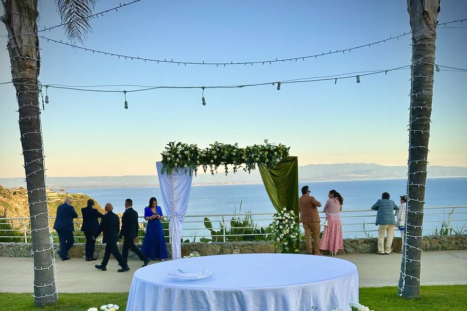 👰‍♀️🤵‍♂️