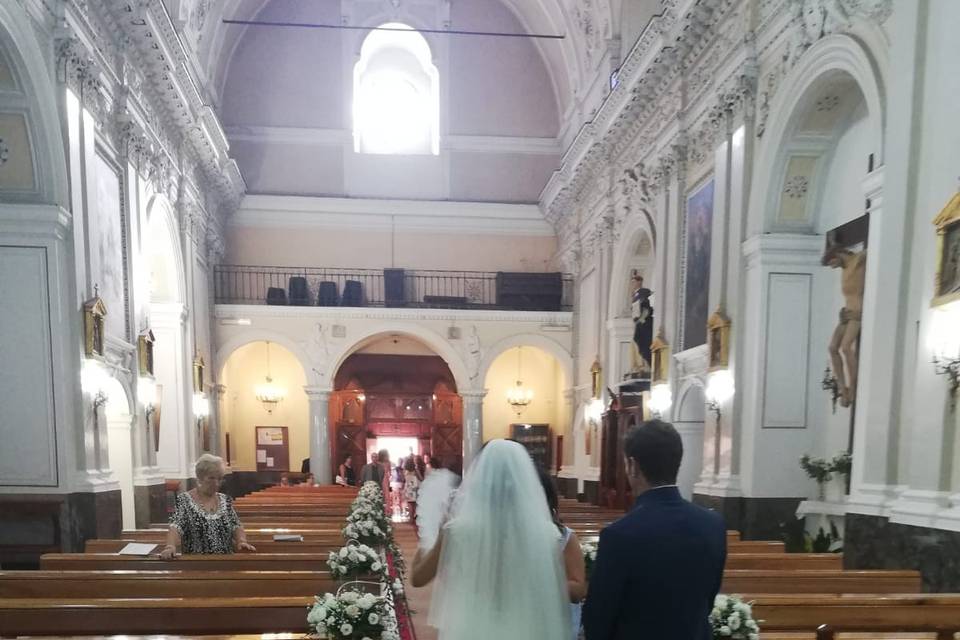 Sposi escono dalla Chiesa