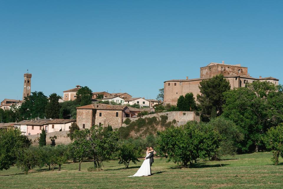 Sposi e borgo