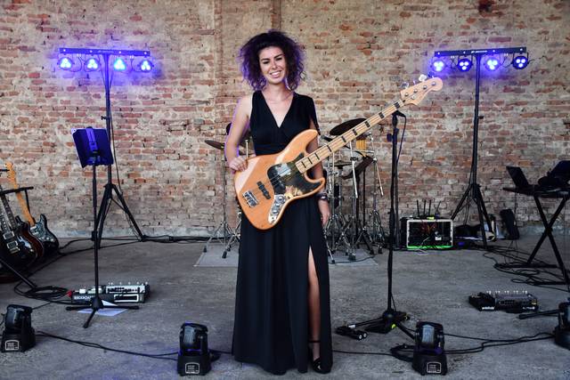 Laura - bassista