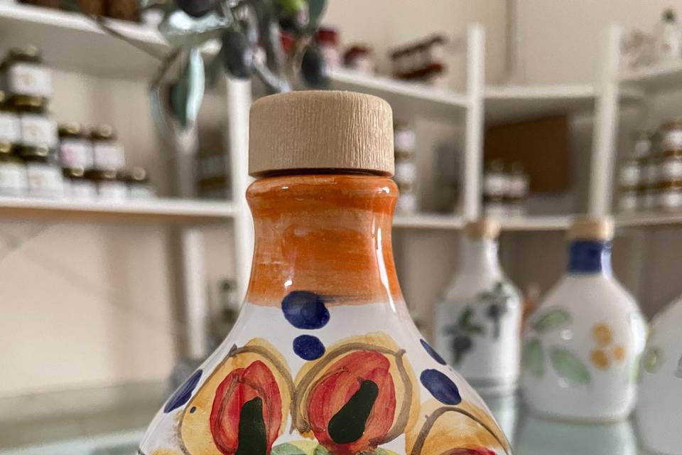 Orcio in ceramica con fiore