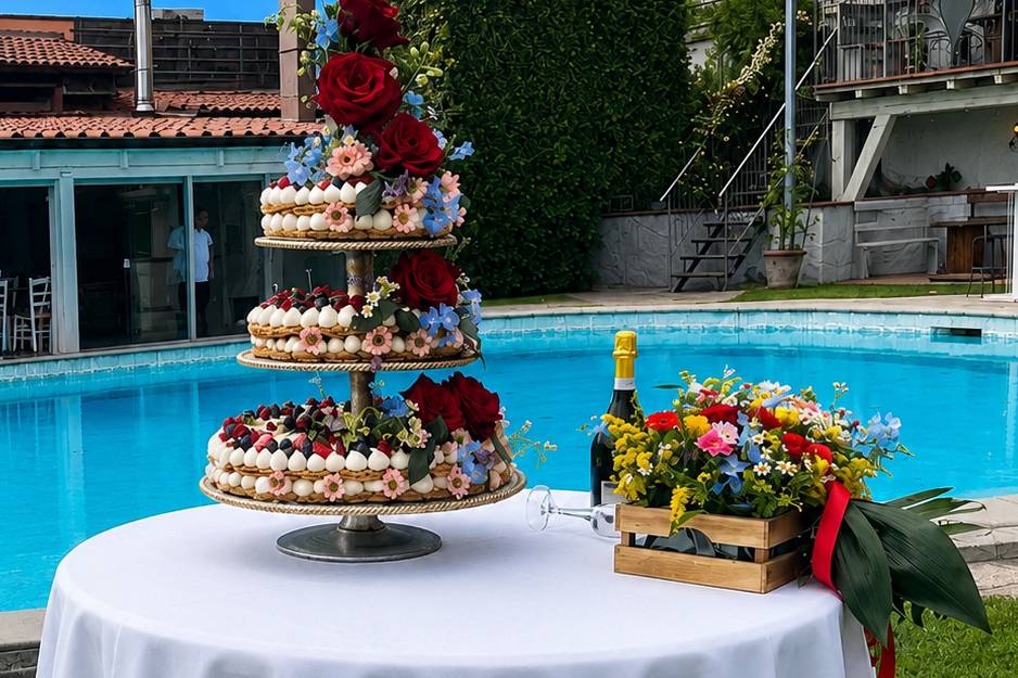 Torta Nuziale Bordo Piscina