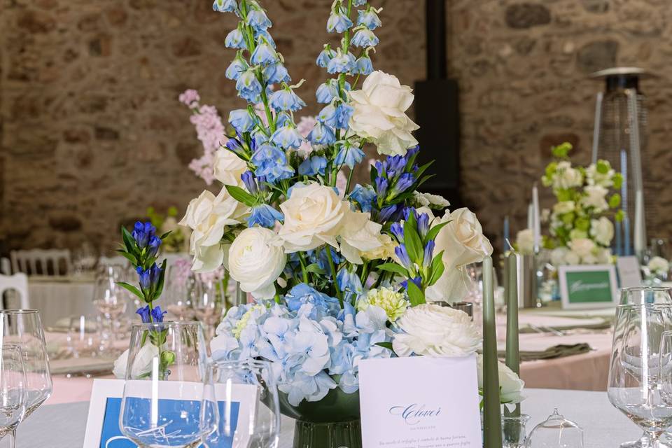Allestimento tavoli azzurro