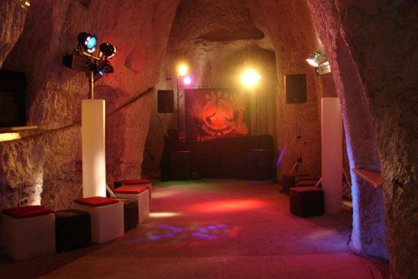 Un nostro allestimento audio luci nelle grotte con serata Dj
