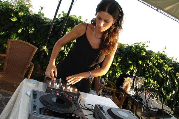 Dj at work durante un banchetto nuziale