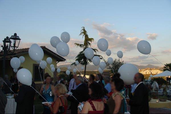 Rilascio di palloncini all'arrivo degli sposi