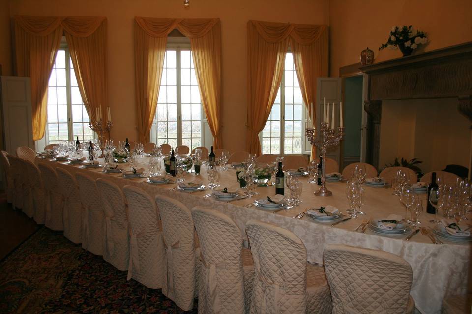 Tavolo imperiale in villa