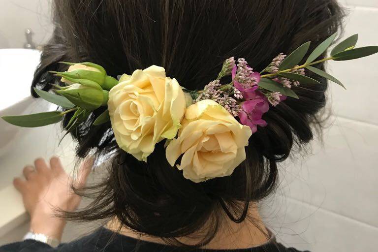 Acconciatura sposa con fiori