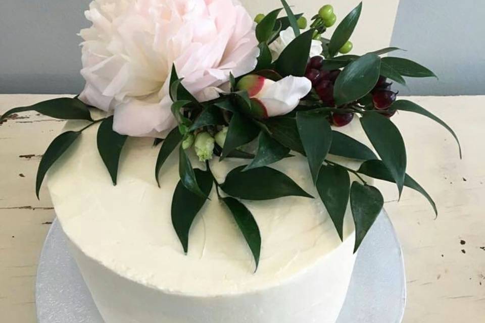 Torta con fiori freschi