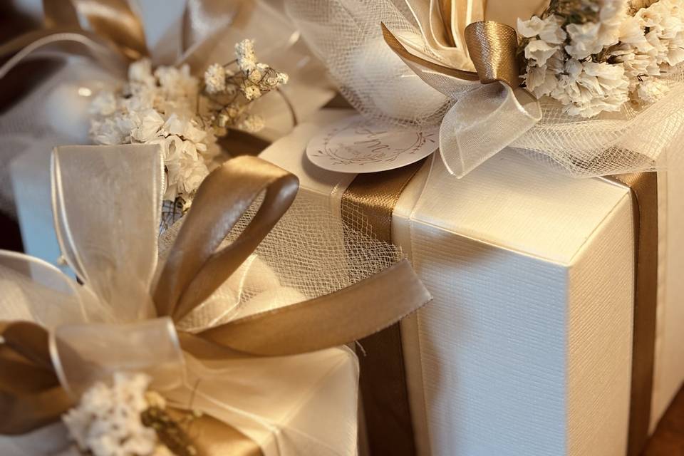 Packaging oro e bianco