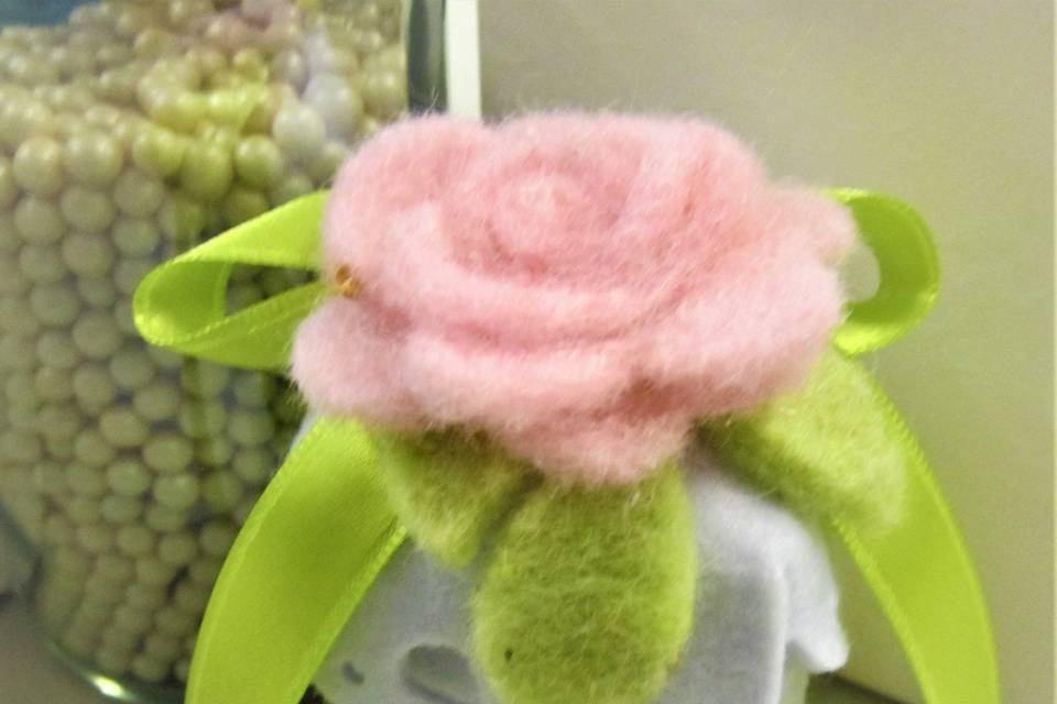 Scatola panno e rosa lana rosa