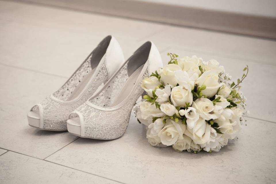 Scarpe e bouquet della sposa