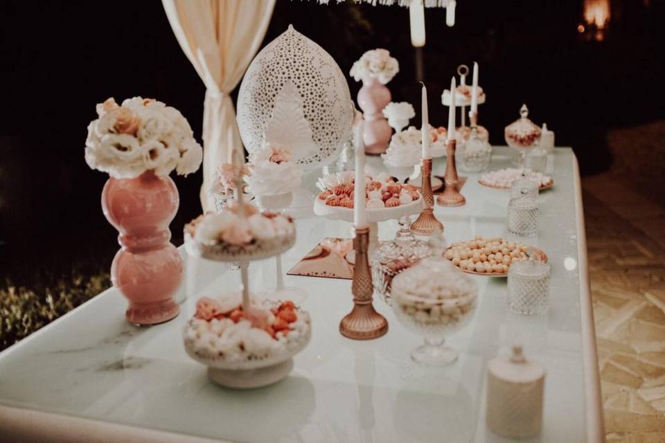 A kind of sweet table