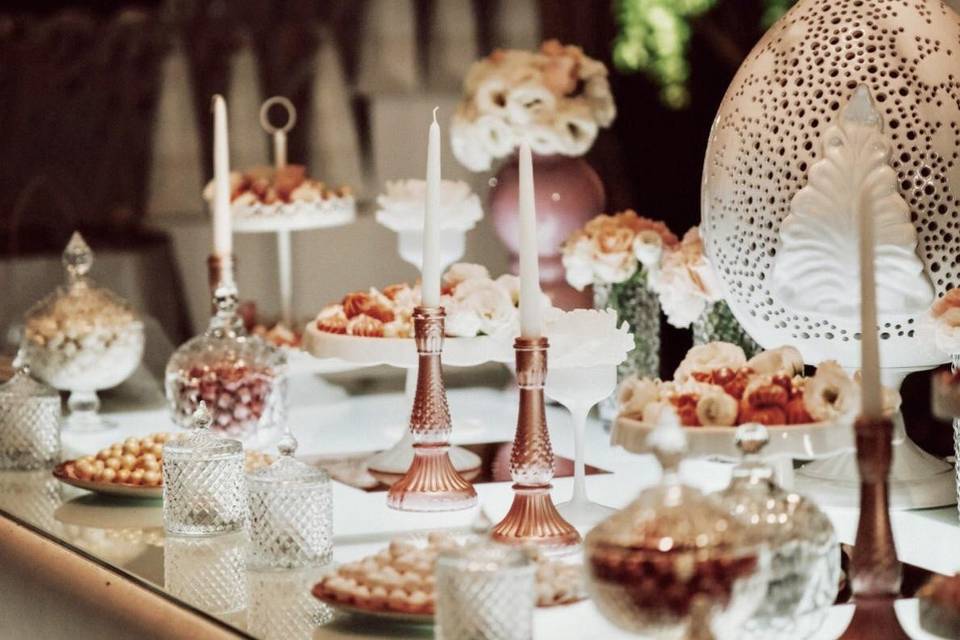 A kind of sweet table