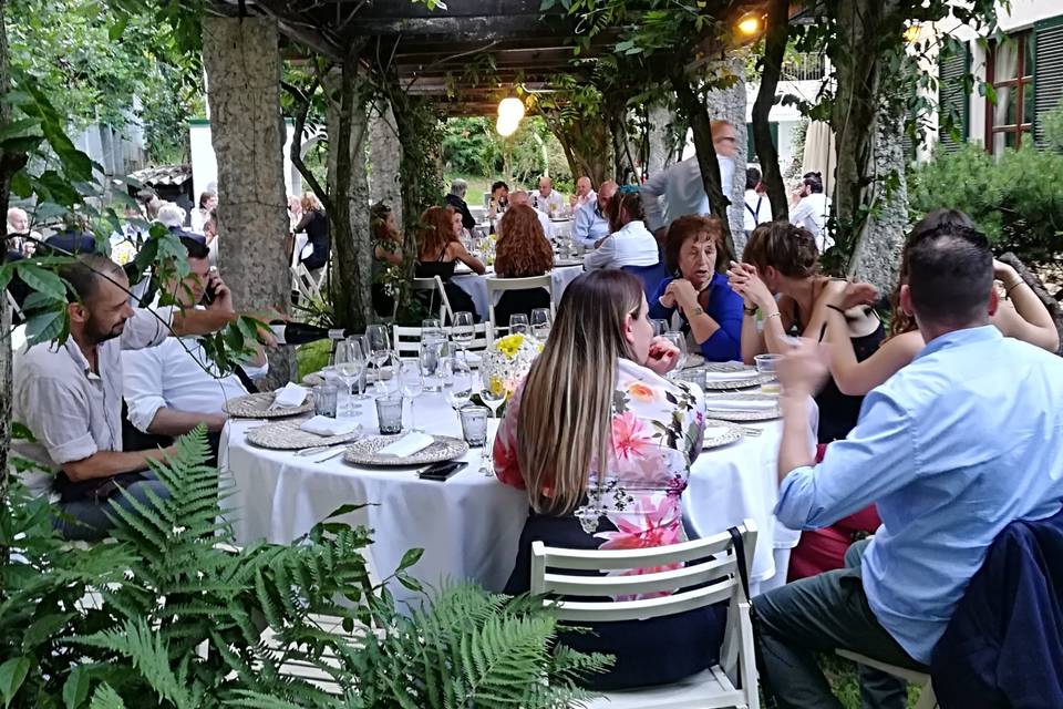 Cena sotto glicine