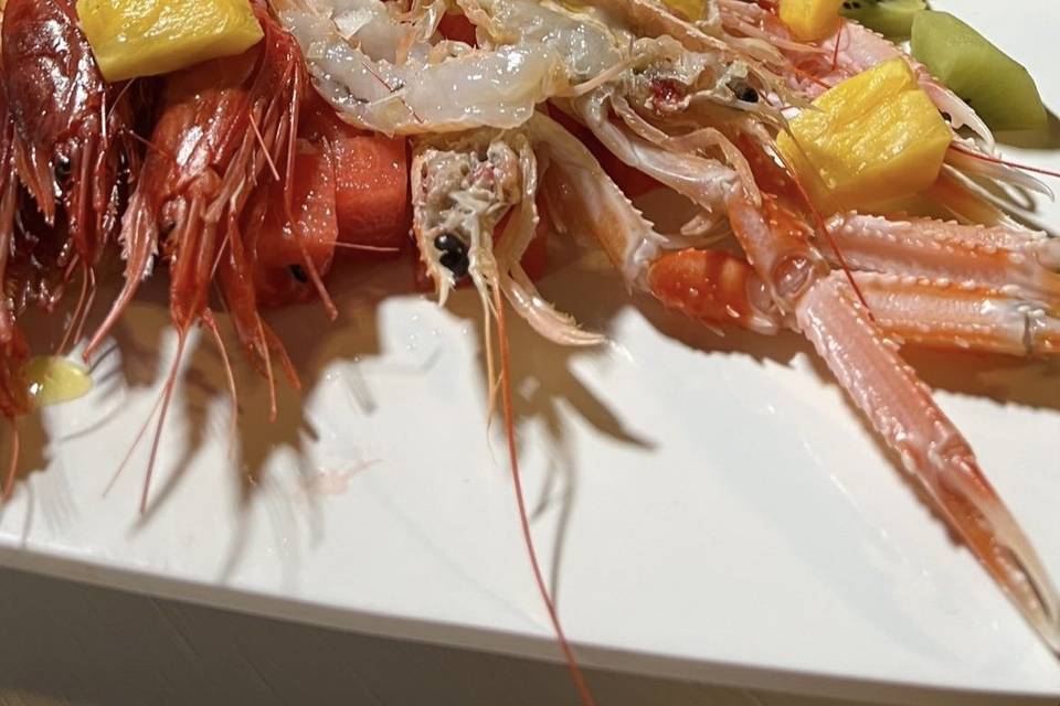 Scampi e gamberoni con frutta