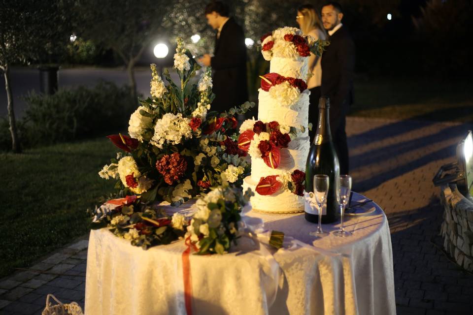 Torta nuziale all'aperto